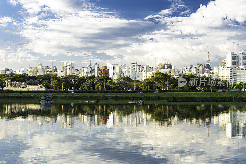 从巴西伊比拉普埃拉公园(Ibirapuera Park)可以看到圣保罗令人惊叹的美景